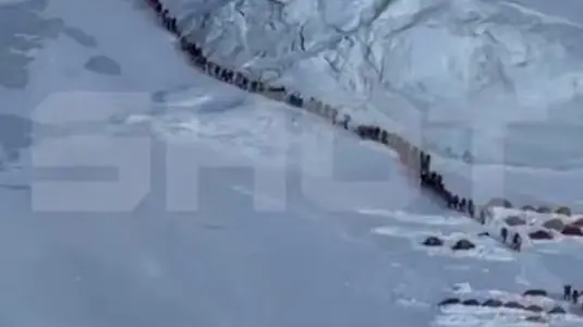 Огромная очередь из альпинистов образовалась на Эвересте
